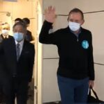 Abbott fue filmado aterrizando en el aeropuerto Taoyuan de Taiwán después de volar desde Singapur.  Fue recibido por el viceministro de Relaciones Exteriores, Tien Chung-kwang (en la foto juntos).