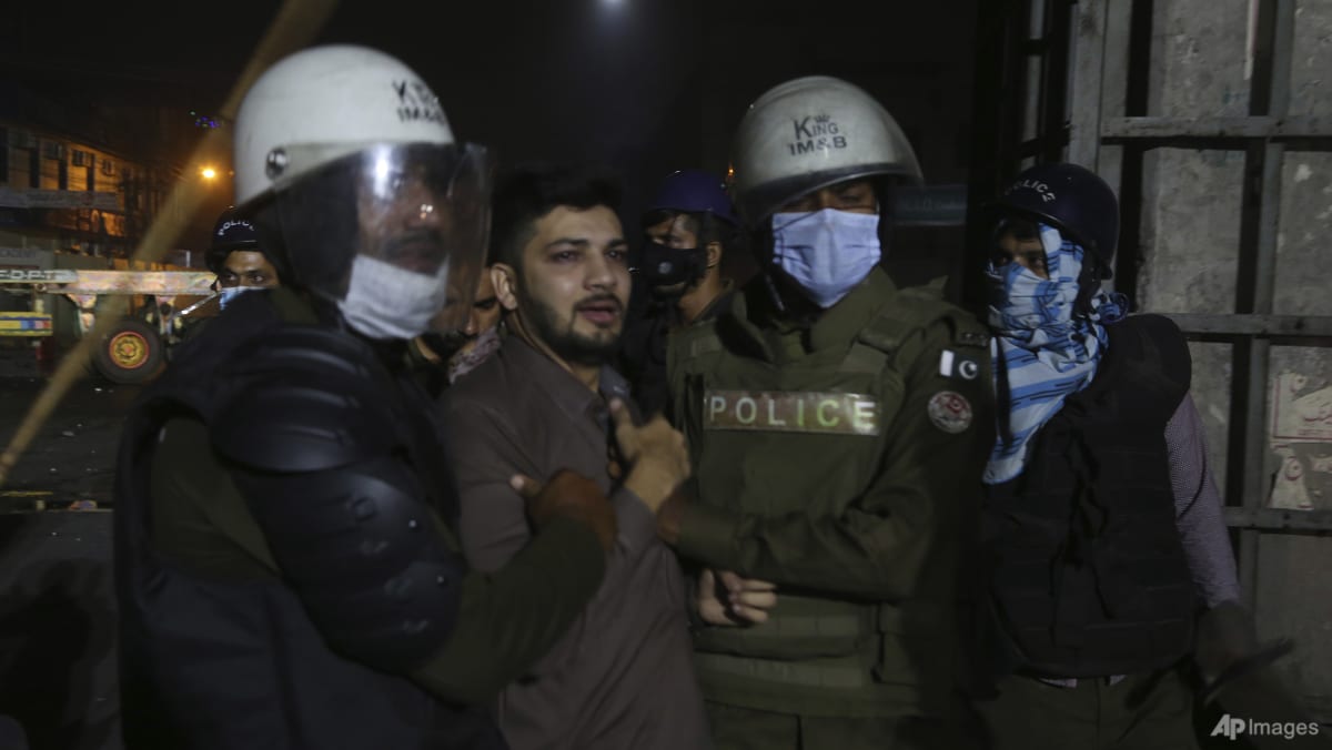 Tres policías paquistaníes muertos en enfrentamientos con islamistas proscritos