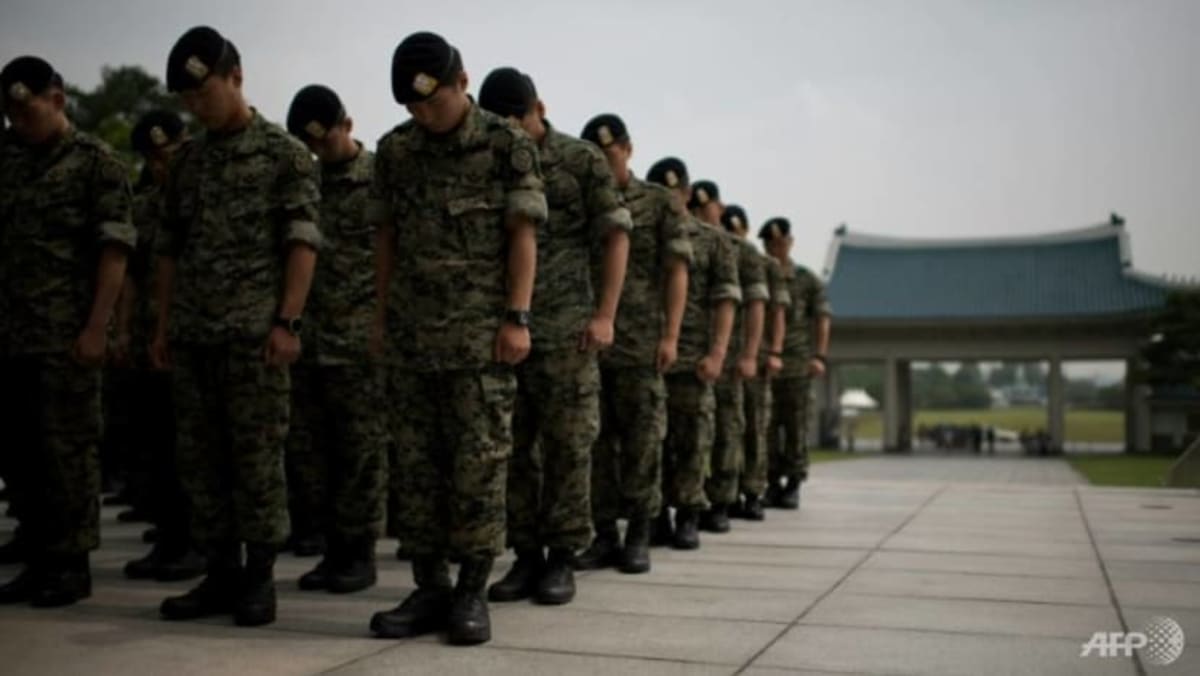 Un tribunal de Corea del Sur ordena al ejército que anule el despido del soldado transgénero que se suicidó