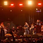 Vea Pearl Jam, Sleater-Kinney, Brandi Carlile tocando el clásico de Neil Young en el Ohana Fest