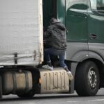 Ver: Migrantes se aferran a camiones con destino al Reino Unido en un intento por cruzar el Canal de la Mancha
