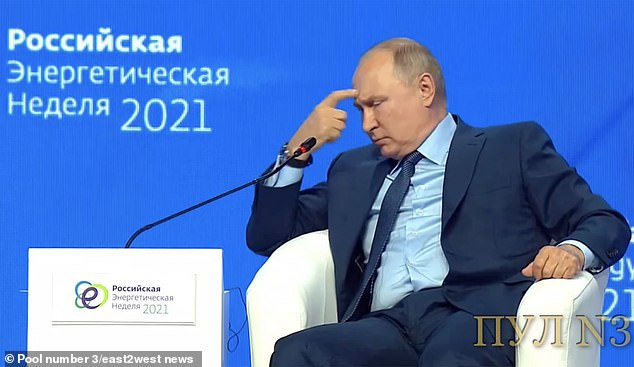 Vladimir Putin ha acusado a los líderes europeos de estar `` locos '' al negar haber retenido el suministro de gas