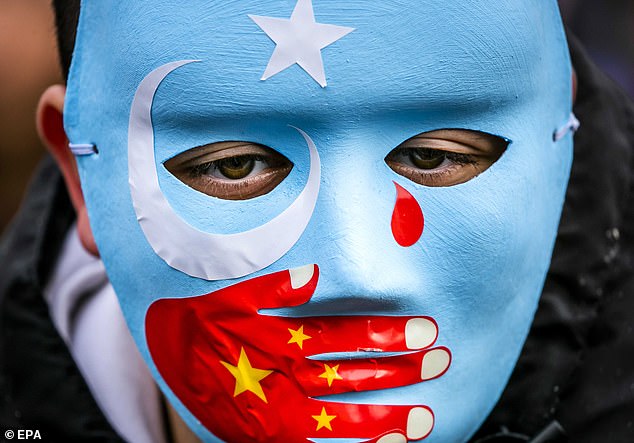 Los grupos hacen campaña contra los abusos contra los derechos humanos en China, como la opresión de los uigures, y buscan exponer las amenazas económicas y de infraestructura.