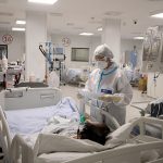 2: Una enfermera asiste a un paciente de Covid-19, en la nueva sala para atender la emergencia de Covid-19 instalada en la Fiera del Levante, el 12 de noviembre, en Bari, Italia.