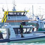 La policía del agua está coordinando actualmente una búsqueda marina de la víctima, que se cree que ha sido atacada a 30 metros de la costa.