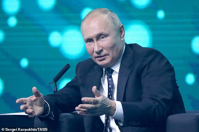 Vladimir Putin, visto el viernes en una conferencia de inteligencia artificial en Moscú, preside un período de mayor tensión con Occidente.