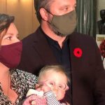 Bebé de Saskatchewan en espera de resonancia magnética visita la legislatura mientras el gobierno anuncia la reanudación del servicio