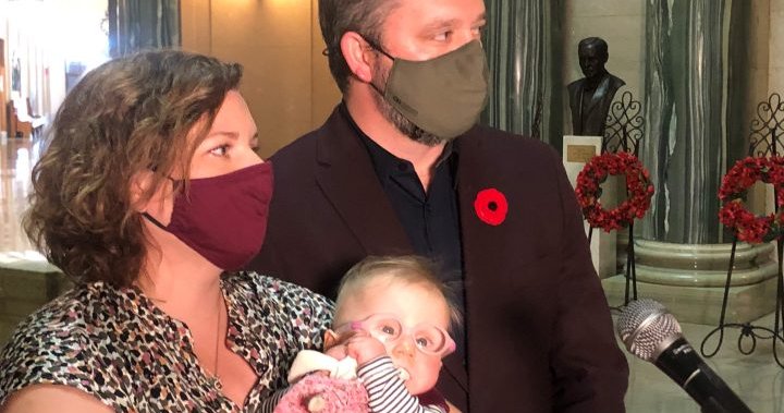 Bebé de Saskatchewan en espera de resonancia magnética visita la legislatura mientras el gobierno anuncia la reanudación del servicio