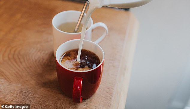 Los científicos han descubierto que beber una taza de café o té todos los días puede reducir el riesgo de sufrir accidentes cerebrovasculares y demencia (imagen de archivo)