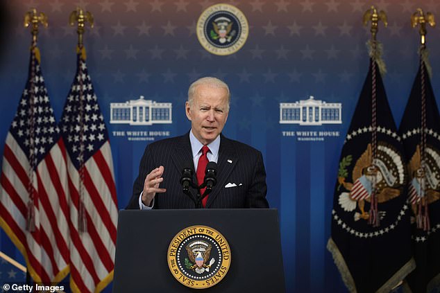El presidente Joe Biden se reúne con los directores ejecutivos en la Casa Blanca el lunes mientras busca abrir la cadena de suministros con la Navidad a solo unas semanas de distancia.