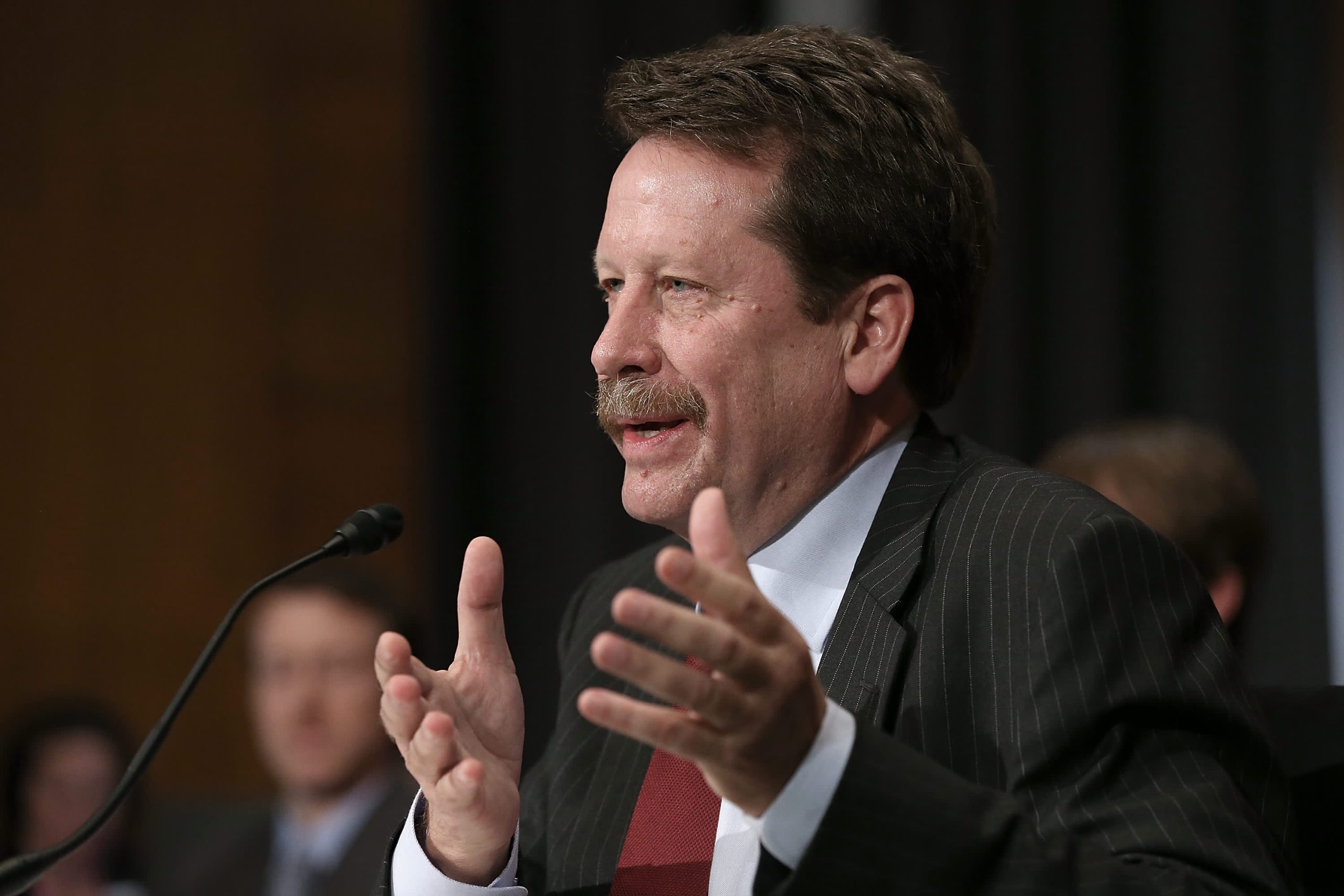 Biden elige al excomisionado de la FDA, Dr. Robert Califf, para dirigir la agencia
