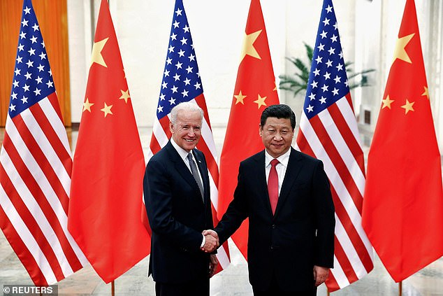 Biden y Xi se dan la mano en el Gran Salón del Pueblo en Beijing en 2013