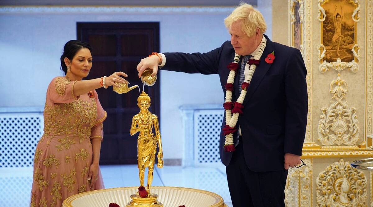 Boris Johnson se une a Priti Patel para las oraciones de Diwali en el templo de Londres
