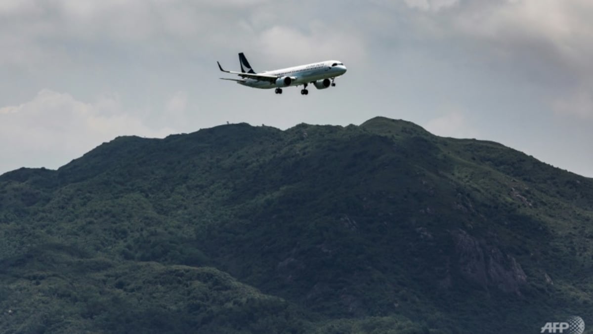 Cathay Pacific recortará vuelos por las reglas del COVID-19 de Hong Kong
