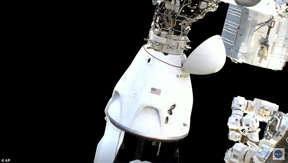 Cuatro astronautas que llevaban pañales se desacoplaron de la Estación Espacial Internacional el lunes y se embarcaron en su viaje a casa luego de una estadía de 200 días en el espacio.  La cápsula (en la foto) no tiene baño debido a un diseño de inodoro defectuoso, y los cuatro miembros de la tripulación usan pañales en el viaje de regreso.