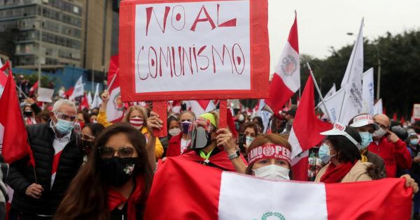 Decenas de peruanos se manifiestan contra el presidente Castillo y piden su destitución
