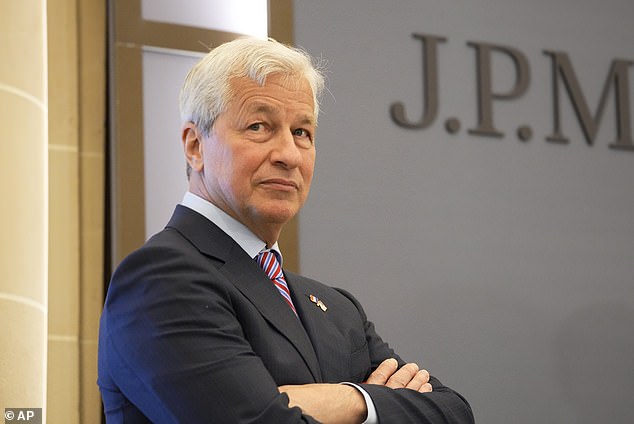 Discurso: Jamie Dimon, jefe de JP Morgan (fotografiado en París en junio) se disculpó dos veces por los comentarios que hizo sobre China en el Boston College Chief Executives Club