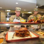 El Pentágono envía casi 400.000 libras de cena de Acción de Gracias a las tropas estadounidenses de todo el mundo