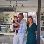 El exjugador Toks van der Linde anunció la noticia en Twitter con una foto de Jannie du Plessis con su esposa Ronel y su difunto hijo.