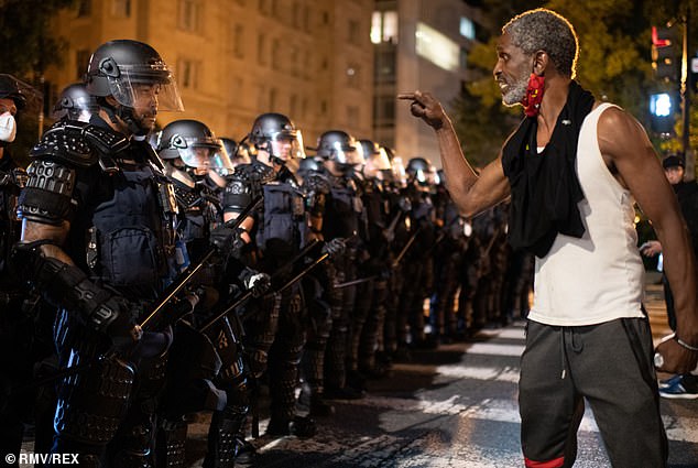 El número de movimientos de protesta en todo el mundo se ha triplicado en los últimos 15 años, y la mayoría ha salido a las calles contra un sistema político fallido, según un nuevo estudio.  En la imagen: un hombre se enfrenta a agentes de policía en Washington DC durante las protestas de Black Lives Matter el año pasado.
