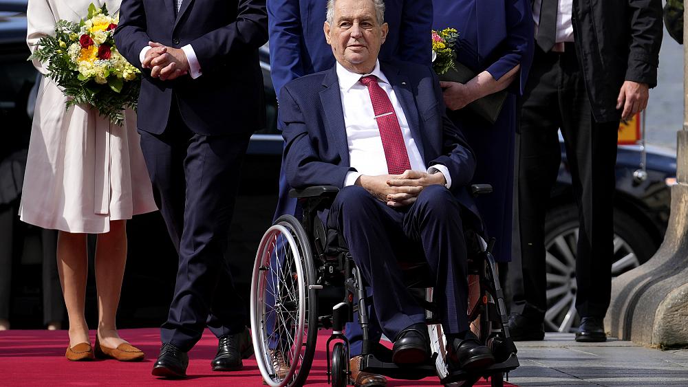 El presidente checo sale del hospital y nombrará nuevo primer ministro el domingo