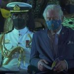 El príncipe Carlos parece quedarse dormido durante una ceremonia de medianoche en Barbados durante la noche