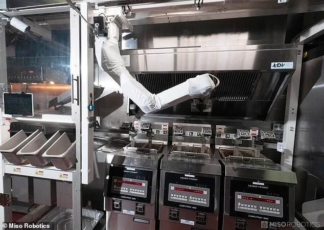 Un chef robot llamado Flippy, diseñado para cocinar 300 hamburguesas al día, ha sido actualizado y ahora también puede llenar cestas de papas fritas y colocarlas en la freidora.