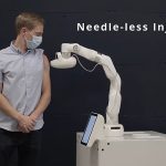 En lugar de una hipodérmica, el robot Cobi (arriba) se basa en un chorro de vacuna a alta presión que pasa a través de una abertura en la piel del ancho de un cabello humano.