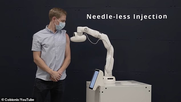 En lugar de una hipodérmica, el robot Cobi (arriba) se basa en un chorro de vacuna a alta presión que pasa a través de una abertura en la piel del ancho de un cabello humano.