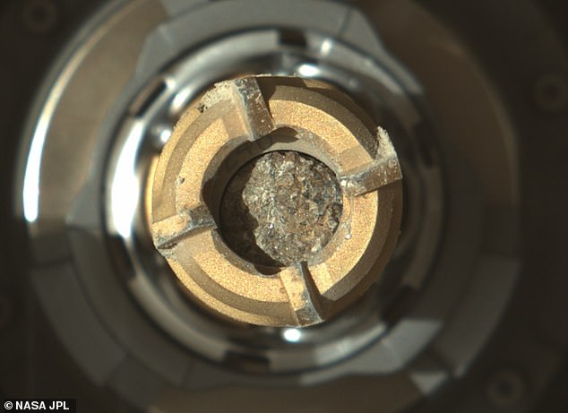 El rover Perseverance de la NASA recolectó una roca cargada con el mineral olivino, y el equipo tuiteó: `` Otro pedacito de Marte para llevar conmigo ''.