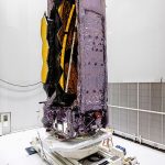El Telescopio Espacial James Webb se encuentra en la Instalación de Preparación de Carga Útil S5 (EPCU-S5) en el Centro Espacial de Guayana, Kourou, Guayana Francesa el 5 de noviembre de 2021