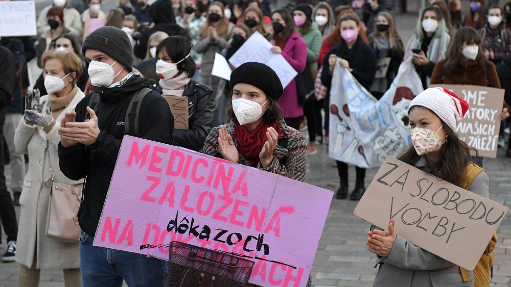 Eslovaquia rechaza por poco la ley propuesta que restringe el acceso al aborto