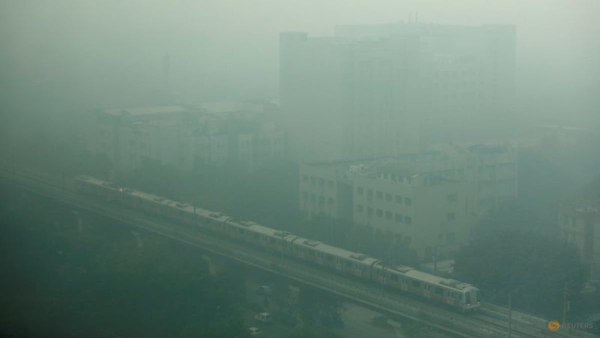 Esmog espeso y tóxico sobre la capital india a medida que bajan las temperaturas y la velocidad del viento