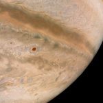 Una impresionante fotografía de Júpiter (en la foto, como una proyección esférica) capturada por la nave espacial Juno de la NASA ha revelado 'remolinos moka' de nubes en las latitudes medias del sur del gigante gaseoso.