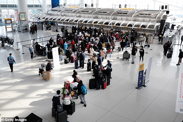 Los viajes transatlánticos finalmente reabren hoy cuando se levanta la prohibición estadounidense de los viajeros británicos después de más de 600 días.  En la imagen: la gente espera un vuelo en la ciudad de Nueva York el 25 de enero de este año.