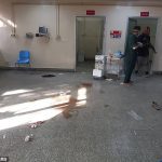 La sangre salpica el piso de la sala de niños dentro del Hospital Militar Nacional Sardar Mohammad Daud Khan después de un ataque de ISIS en Kabul hoy.
