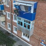 Alexander Yudin, de 69 años, construyó el 'ascensor' junto a su apartamento en Timashevsk, Rusia