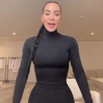 Anuncio: Kim Kardashian anunció que su marca de mil millones de dólares SKIMS ya está disponible en China a medida que continúa su adquisición global de fajas.