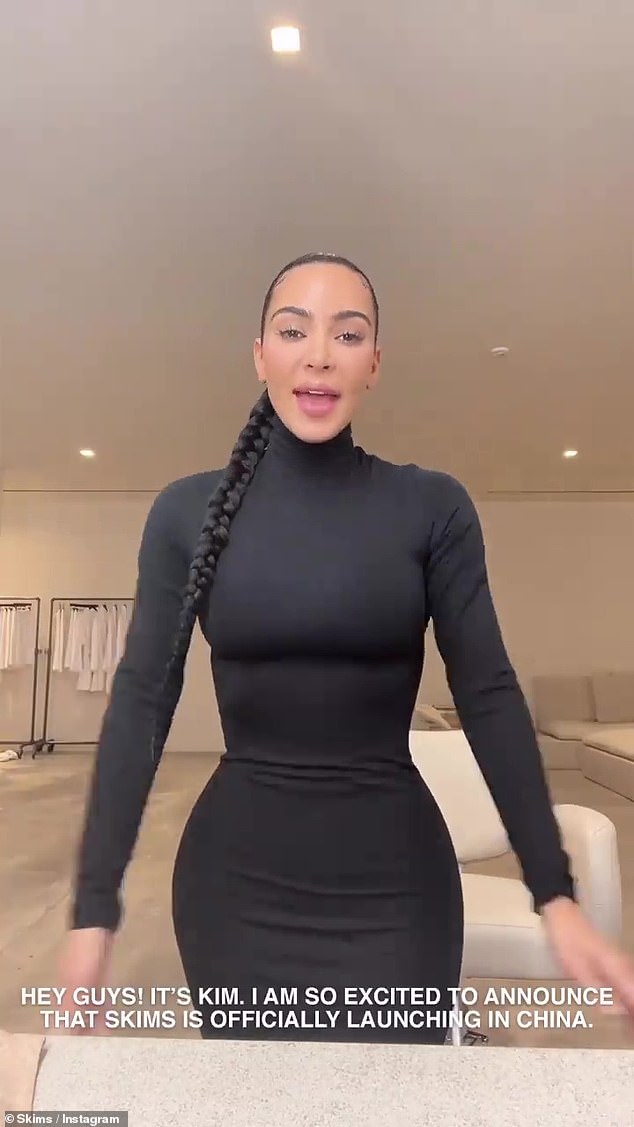Anuncio: Kim Kardashian anunció que su marca de mil millones de dólares SKIMS ya está disponible en China a medida que continúa su adquisición global de fajas.