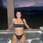 Autocuidado: Kim Kardashian se centró en sí misma el sábado cuando compartió una impresionante foto de ella en bikini en Instagram.