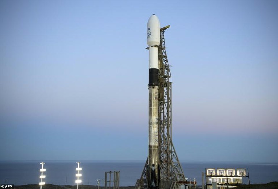 En esta imagen publicada por la NASA, el cohete SpaceX Falcon 9 con la prueba de redirección de doble asteroide, o DART, nave espacial a bordo, se ve durante el amanecer, 23 de noviembre de 2021.