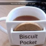 Personas de todo el mundo han compartido ejemplos asombrosos de diseño inteligente (en la foto, una persona en el Reino Unido se entusiasmó con esta taza de café que viene con su propio 'bolsillo para galletas' para llevar pequeños bocadillos)