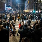 La policía dispara tiros de advertencia durante las protestas contra las medidas de COVID holandesas