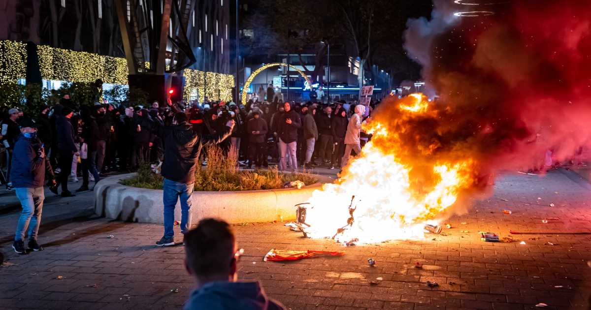 La policía holandesa dispara tiros de advertencia mientras las protestas de COVID sacuden Rotterdam