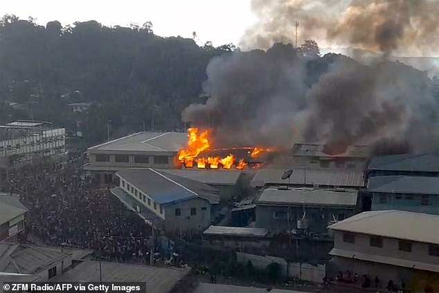 Partes del distrito de Chinatown se incendiaron en Honiara en las Islas Salomón el jueves cuando los alborotadores incendiaron edificios en la capital en un segundo día de protestas contra el gobierno.