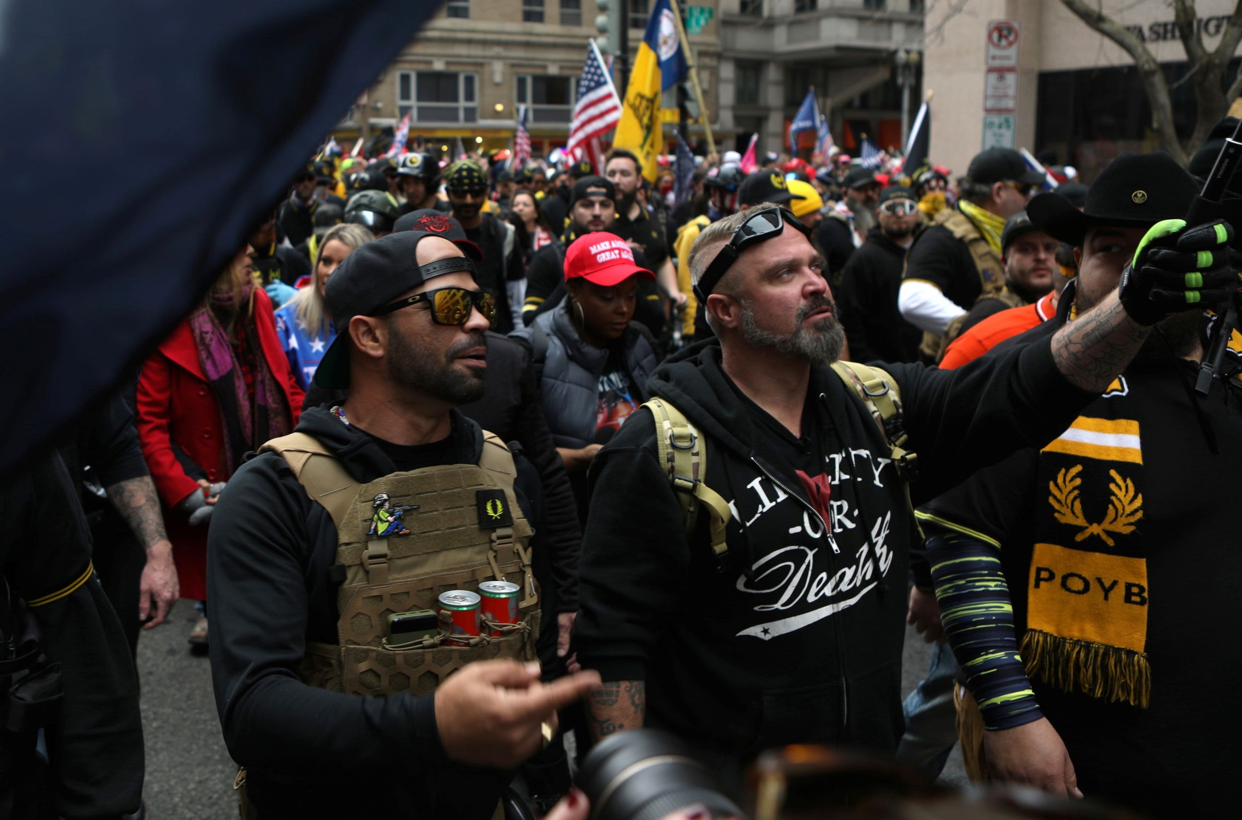Líderes de grupos pro-Trump Oath Keepers, Proud Boys citados en la investigación antidisturbios del 6 de enero en el Capitolio