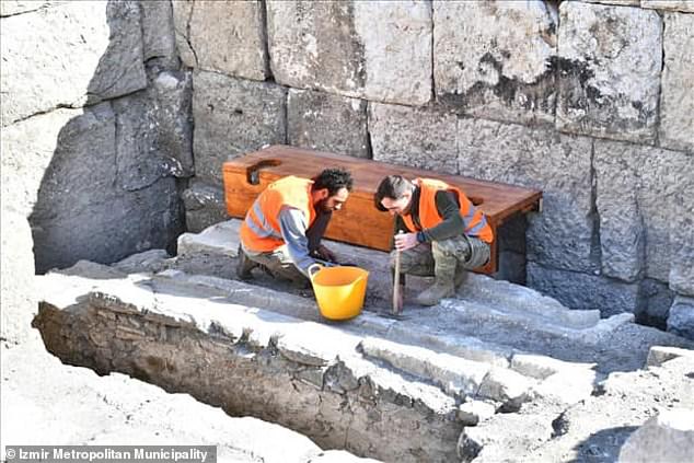 Una letrina de 1.600 años fue descubierta en las ruinas de un antiguo teatro romano en el oeste de Turquía.  Debido a que el edificio habría estado cerrado al público, los arqueólogos creen que el baño estaba reservado para los actores.  Los artistas se habrían sentado en un banco en forma de U que podría acomodar hasta 13 personas a la vez.