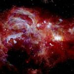 Los astrónomos han descubierto una presencia en el centro de la Vía Láctea que bloquea los rayos cósmicos.  El año pasado, la NASA tomó una imagen infrarroja del centro de la galaxia (en la foto), que abarca una distancia de más de 600 años luz.