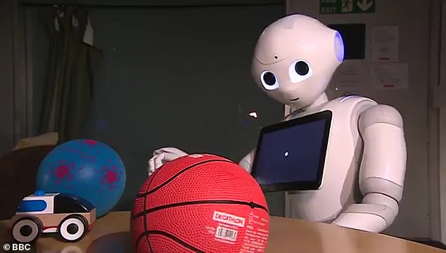 Los usuarios ven lo que ve el robot y controlan el robot con sus propios movimientos corporales.  El sistema funciona con 'cualquier robot ubicado en cualquier parte del mundo'