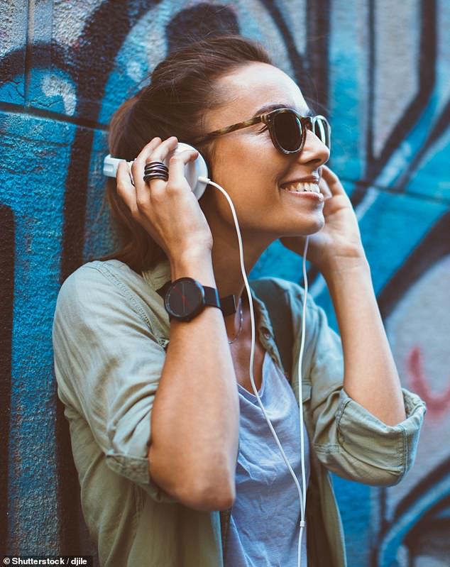 El Dr. Ole Heggli de la Universidad de Aarhus en Dinamarca, quien dirigió el estudio de las canciones escuchadas por los usuarios de Spotify, dijo: `` La música relativamente lenta pero aún enérgica por la mañana puede ayudar a despertarse correctamente o proporcionar un buen fondo para el viaje diario al trabajo. '
